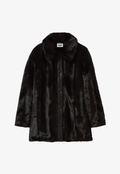Cappotto in pelliccia artificiale nera con ampio colletto, bottoni a scatto sul davanti e tasche laterali verticali, esposto su uno sfondo bianco.