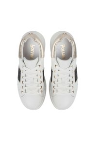 Sneakers bianchi con dettagli neri, tallone metallico dorato e lacci bianchi. Superficie testurizzata e logo sulla soletta.