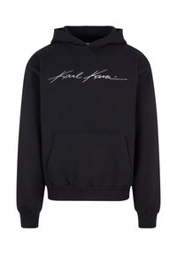 Sudadera con capucha negra hecha de tela suave, con un bolsillo delantero y una firma bordada en blanco en el pecho.