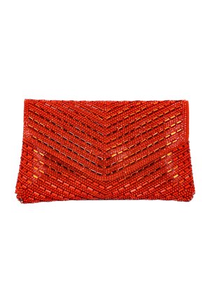 Poșetă clutch dreptunghiulară roșie acoperită cu mărgele roșii lucioase aranjate în model șerpuit cu închidere cu clapetă.