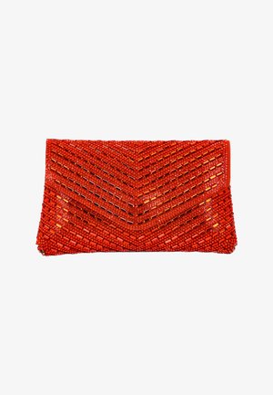Czerwona prostokątna kopertówka pokryta błyszczącymi czerwonymi koralikami ułożonymi w wzór chevron, z klapą zamykającą.