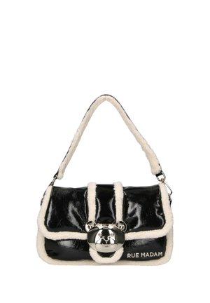 Borsa a spalla in vernice nera con bordi in ecopelliccia bianca, accessori in metallo a forma di orsetto argentati e tracolla; presenta il logo "RUE MADAM" sul lato.