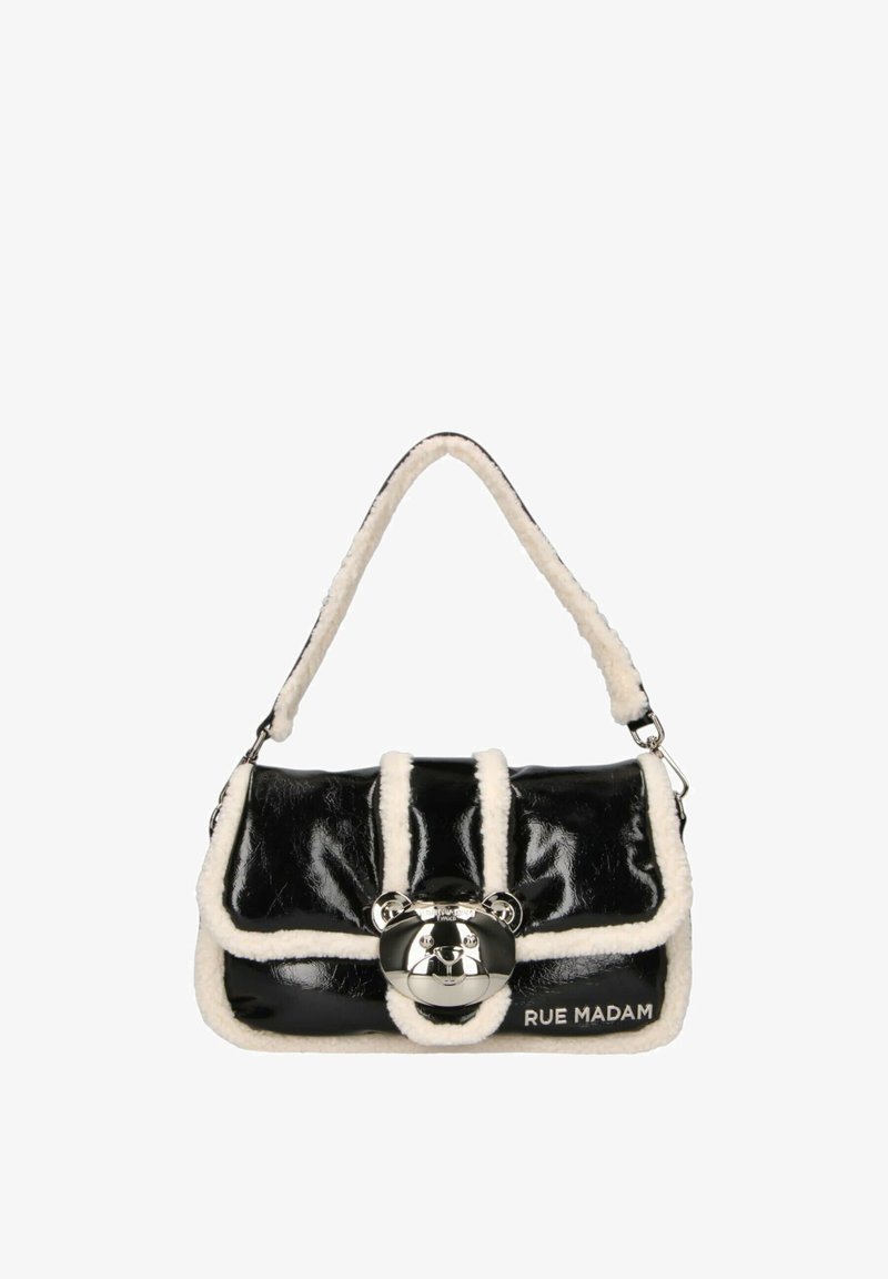 Borsa a spalla in vernice nera con bordi in ecopelliccia bianca, accessori in metallo a forma di orsetto argentati e tracolla; presenta il logo "RUE MADAM" sul lato.