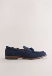 Mocassin pour homme en daim bleu marine avec détail pompon, bout arrondi et semelle à talon bas empilé marron, présenté de profil sur un fond neutre.