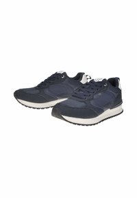 Un paio di scarpe da ginnastica sportive blu navy con suole bianche e battistrada nero, dotate di pannelli in tessuto e suede e chiusura con lacci.