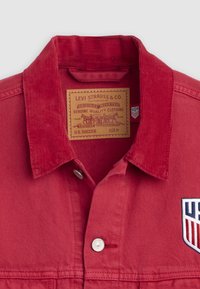 Κόκκινο πουκάμισο Levi Strauss & Co. από κοτλέ υλικό με γιακά και κούμπωμα με κουμπιά, με σήμα US Soccer στο στήθος και δερμάτινη ετικέτα μέσα στον γιακά, μέγεθος Μ.