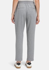 Szare, prążkowane spodnie z elastycznym pasem i tylnymi kieszeniami, z tapered leg design i miękkim, teksturowanym materiałem.