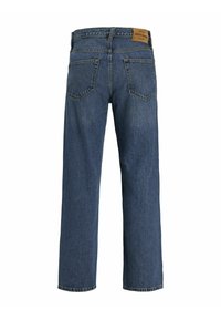 Jeans en denim bleu foncé avec une coupe droite, cinq poches et un patch en cuir sur la ceinture. Tissu durable et texturé.