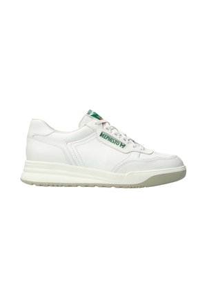 Baskets en cuir blanc avec logo "Mephisto" vert sur le côté et la languette, lacets blancs, et une semelle en caoutchouc gris clair.