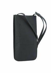 Pochette de téléphone en cuir noir avec un design épuré, une sangle réglable, une fente à l'arrière et une texture lisse. Présente des coutures minimalistes et des bords arrondis.
