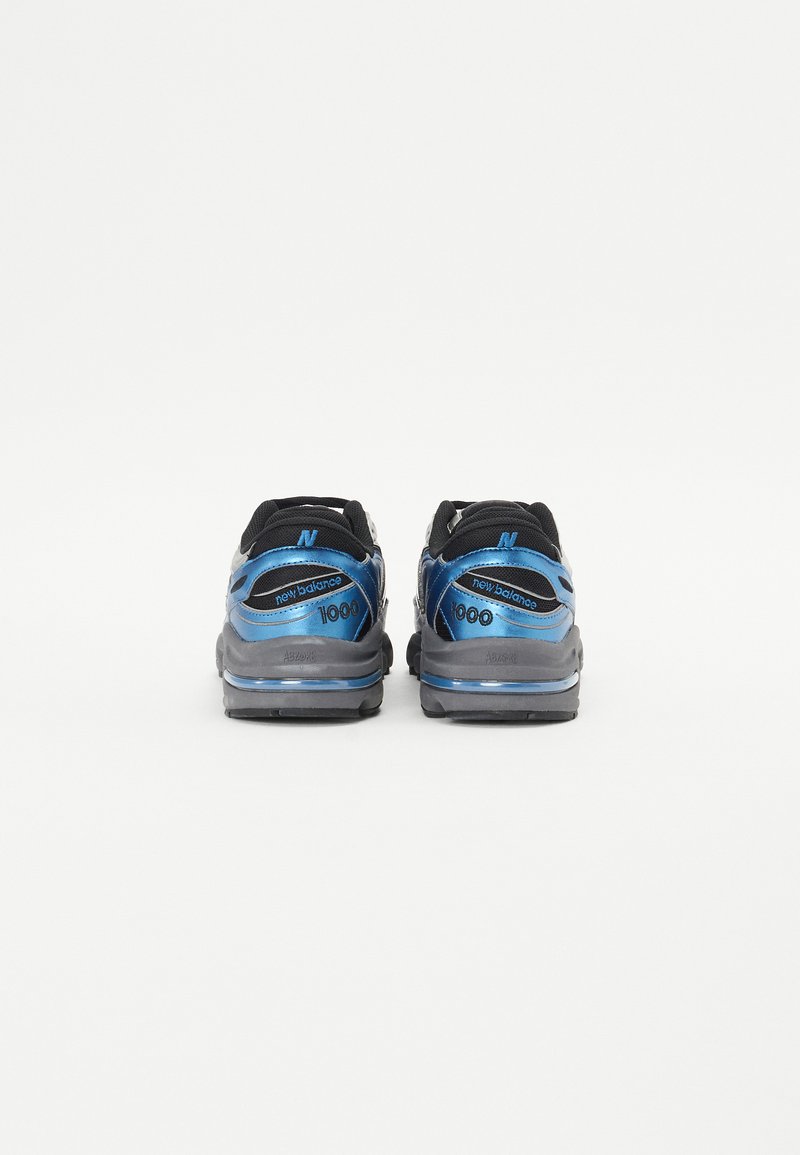 Sneaker mit schwarzem Mesh-Obermaterial, glänzenden blauen Akzenten und grauen Sohlen. Verfügt über Markentext und einen gepolsterten Schaftrand für Komfort.