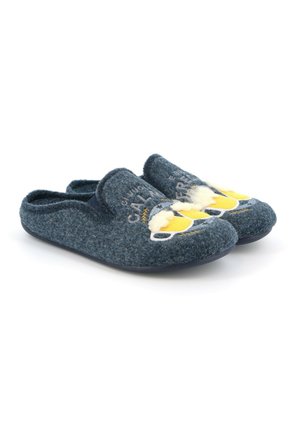 Pantofole di feltro blu scuro con tallone chiuso, design ricamato giallo e bianco sulla parte anteriore, con una finitura testurizzata e una suola flessibile.
