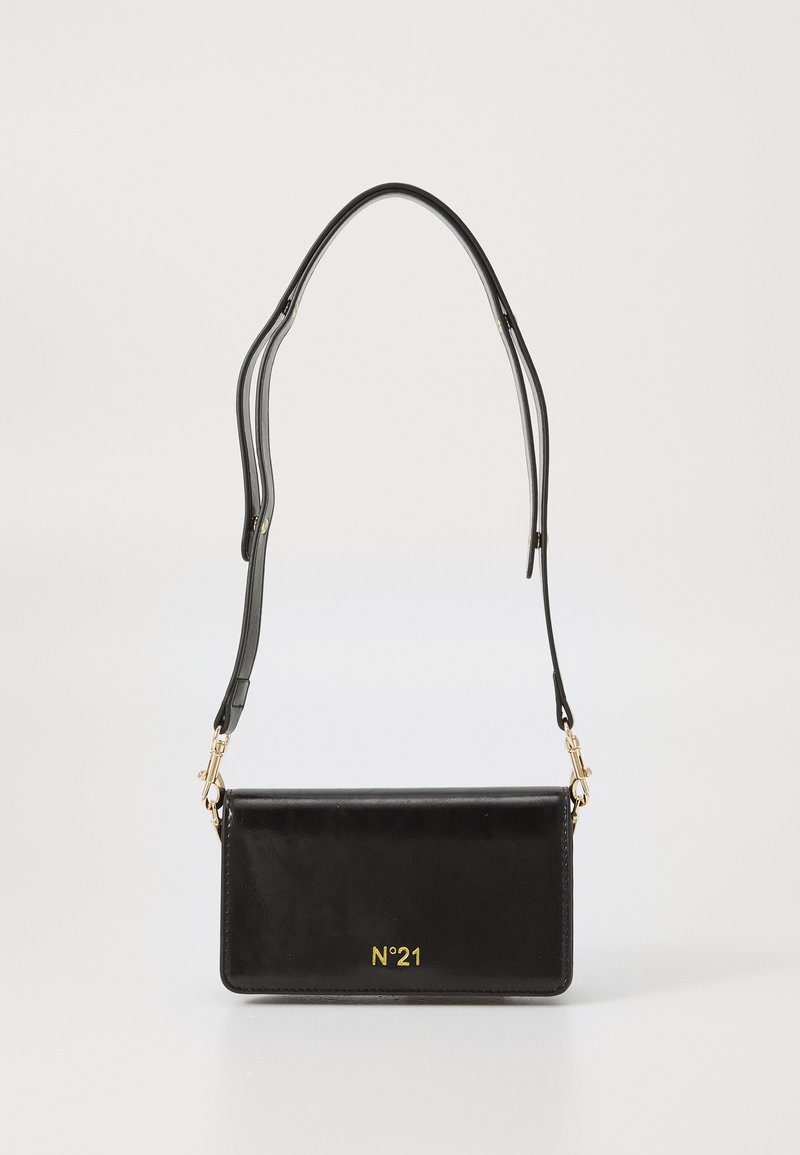 Czarna skórzana torba na ramię w kształcie prostokąta, z złotym napisem "N°21" oraz podwójnymi paskami na ramię. Gładka tekstura i złote akcenty z metalowymi elementami.