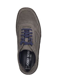 Šedá kožená bota s perforovaným designem, tmavě modré šňůrky a texturovanou podrážkou. Na stélce je vytištěno logo "JOSEF SEIBEL EST. 1866."