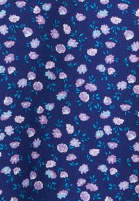 Tessuto navy con un motivo floreale che presenta piccoli fiori viola e foglie turchesi, creando un design testurizzato e colorato.