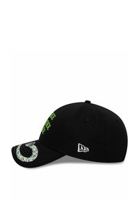 Gorra negra con visera curva, texto en verde neón y un gráfico de serpiente en la parte frontal. Incluye un logo bordado en el lateral.