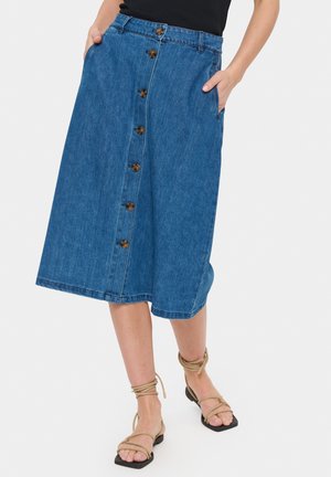 Denim midi-jurk met een knoopsluiting aan de voorkant, zijzakken en een uitlopende silhouette. Heeft een blauwe wassing en contrasterende stiksels.