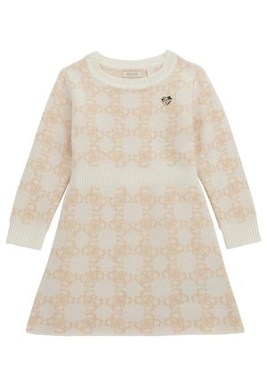 Kremowa i beżowa dzianinowa sukienka z długim rękawem o subtelnym wzorze, z prążkowanym pasem i mankietami oraz małym metalowym logo w kształcie serca na piersi.