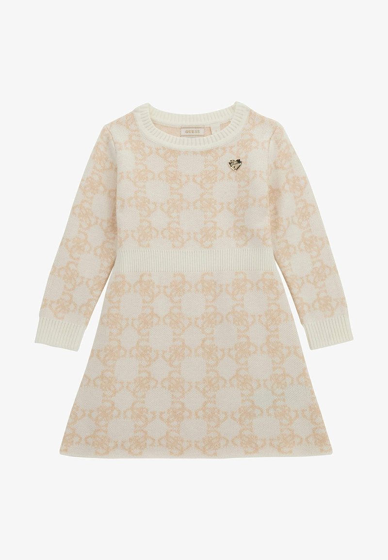 Robe en tricot crème et beige à manches longues avec un motif subtil, taille et poignets côtelés, et un petit logo métallique en forme de cœur sur la poitrine.