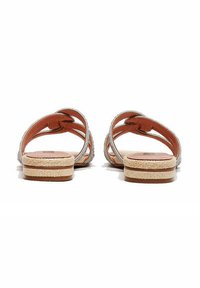 Sandali con cinturini e suola in espadrilles intrecciata, con sottopiede in pelle marrone chiaro. Accenti metallici sui cinturini aggiungono dettaglio e consistenza.