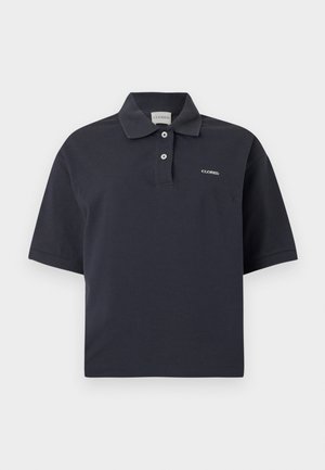 Tamsiai mėlynas trumpomis rankovėmis polo marškinėlis su dviem sagomis ir mažu baltu „CLOSED“ logotipu ant krūtinės ir antantyvio etiketės.