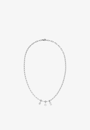 Collier chaîne en argent avec des maillons allongés, orné de trois breloques décoratives, dont deux accents en cristal, et une croix centrale.