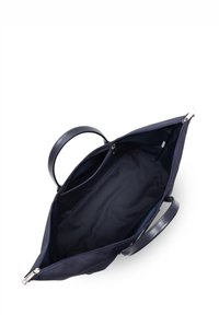 Borsa in tessuto navy con doppie maniglie, chiusura con zip e multiple tasche interne. Texture morbida, design spazioso per l'organizzazione.