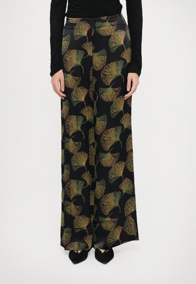 Pantalons à jambes larges en tissu noir, présentant un motif de feuille de ginkgo en orange et vert. Texture lisse, taille haute et ajustement sûr.