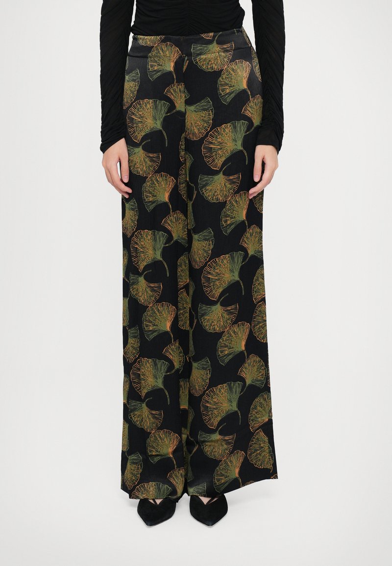 Pantaloni largi din material negru, cu un model de frunze de ginkgo în nuanțe de portocalie și verde. Textură netedă, design cu talie înaltă și fit sigur.