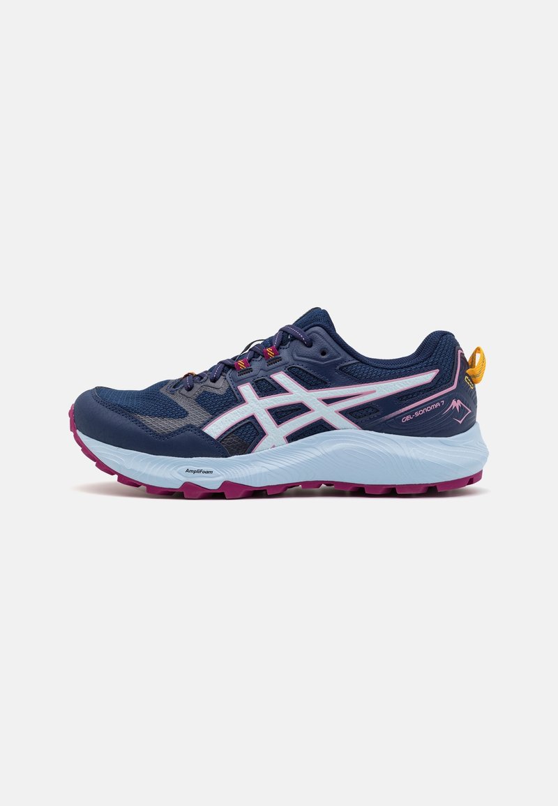 Chaussure de trail bleu marine avec des détails blancs et roses, semelle blanche amortissante et languette orange au talon.