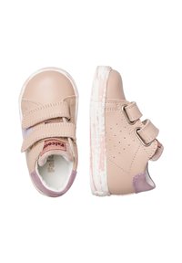 Sneaker in pelle vegana rosa con doppie chiusure a strappo, dettagli testurizzati e suola bianca con finitura invecchiata. Design con punta arrotondata.