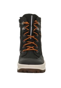 Czarny but turystyczny z pomarańczowymi sznurówkami, wykonany z siateczki i zamszu, z gumową podeszwą i bocznym zamkiem błyskawicznym. Posiada szare akcenty i wzmocnione przelotki.