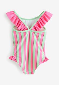 Bañador de una pieza con rayas verticales rosas y verdes, tirantes con volantes en los hombros y un borde acampanado en las aberturas de las piernas.