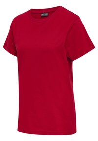 T-shirt rouge à manches courtes avec col rond et une petite étiquette noire au niveau du col affichant le logo de la marque.