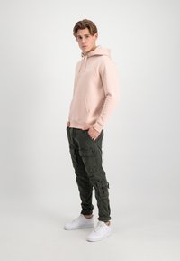 Alpha Industries BASIC HOODY SMALL LOGO - Mikina s kapucňou - pale peach