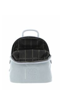 Zaino in tessuto grigio con forma arrotondata, dotato di manico superiore, dettaglio con logo e interno nero con molteplici tasche. Apertura con cerniera.