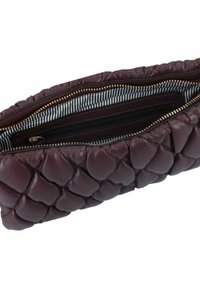 Burgunderfarbene Leder-Clutch mit einem gesteppten Design, texturierter Oberfläche und goldfarbenem Reißverschluss. Das Innere verfügt über ein gestreiftes Futter und eine Reißverschlusstasche.