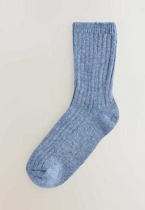 Modrá žebrovaná ponožka vyrobená z texturovaného pleteného materiálu, s vyztuženou špičkou a patou, s jemnými barevnými skvrnami po celém povrchu.