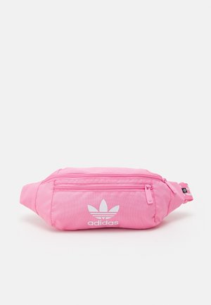 Różowa saszetka Adidas z przednią kieszenią na zamek i regulowanym paskiem, z białym logo Adidas Trefoil z przodu.