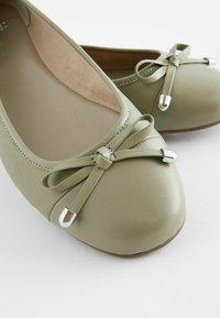 Next WIDE FIT FOREVER COMFORT ROUND TOE - Klasické baleríny  - green