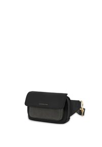 Svart imitation läder axelväska med en grön mockafront, guldfärgade detaljer och justerbar rem. Rektangulär form med strukturerad yta.