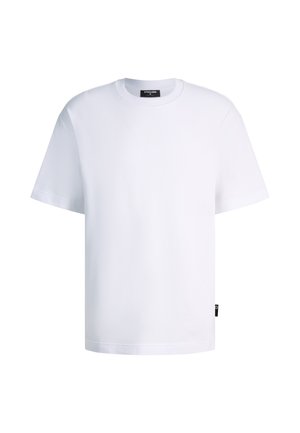 Schlichtes weißes T-Shirt mit kurzen Ärmeln und Rundhalsausschnitt, mit einem kleinen schwarzen Etikett an der linken Seitennaht und einem schwarzen Label im Kragen innen.