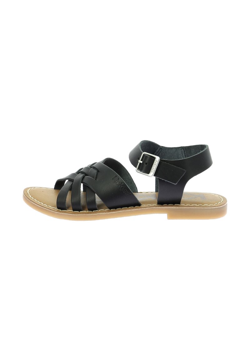 Sandale en cuir noir avec des sangles tissées, une boucle réglable et une semelle plate. L'intérieur présente une doublure beige et des bords piqués.