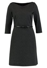 Svart klänning med trekvartsärmar, figursydd midja, texturerat mönster och ett smalt svart bälte. Rund halsringning och knälång modell.