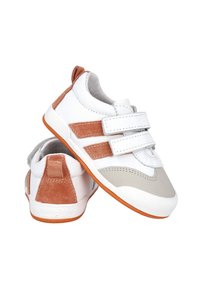 Zapatillas blancas y marrones con parte superior de ante y cuero, cintas de Velcro y suela de goma texturizada con acentos naranjas.