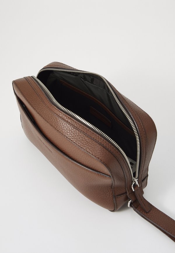 WES - Wash bag - cognac4