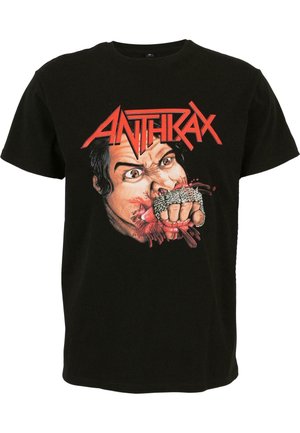 Tricou negru din bumbac cu un imprimeu grafic reprezentând o mână plină de sânge, cu pumnul strâns și un chip de stil desen animat, accentuat cu litere roșii.