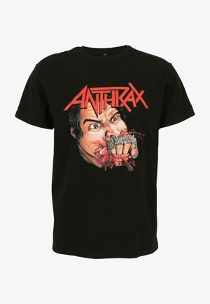 Fekete pamut póló, amelyen egy vértől maszatos, összeszorított öklű kéz és egy mesebeli arc grafikai nyomata látható, piros betűkkel kiemelve.