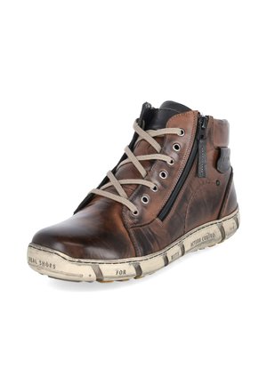Zapato alto de cuero marrón con cordones beige, cremallera lateral y suela blanca con texto y patrones negros impresos.