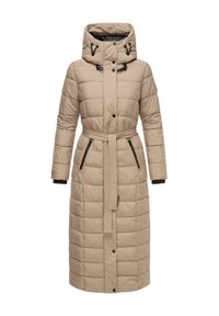 Abrigo de invierno largo beige acolchado con capucha, bolsillos con cremallera negra, cierre de botones y un cinturón a juego en la cintura.